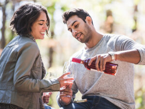 casal compartilhando uma garrafa de vinho rosé